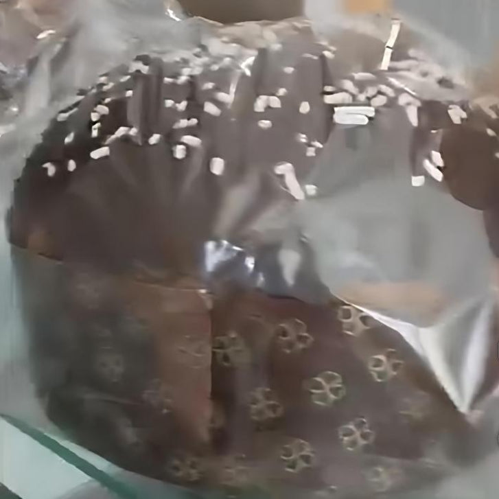 Panettone con copertura al cioccolato e decorazioni chiare