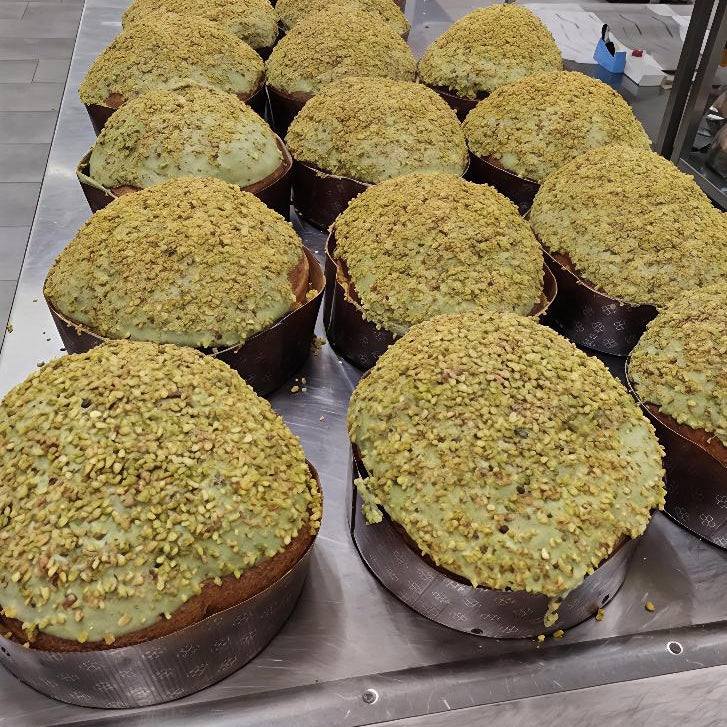 Panettoni con copertura verde e granella di pistacchio