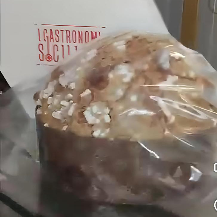 Panettone tradizionale confezionato con decorazioni chiare sulla superficie